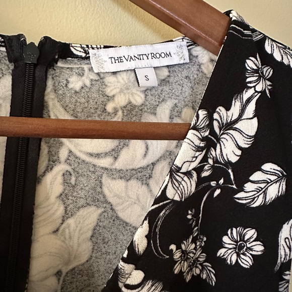 Black and white floral print summer dress, plunge neckline size small - Picture 3 of 4